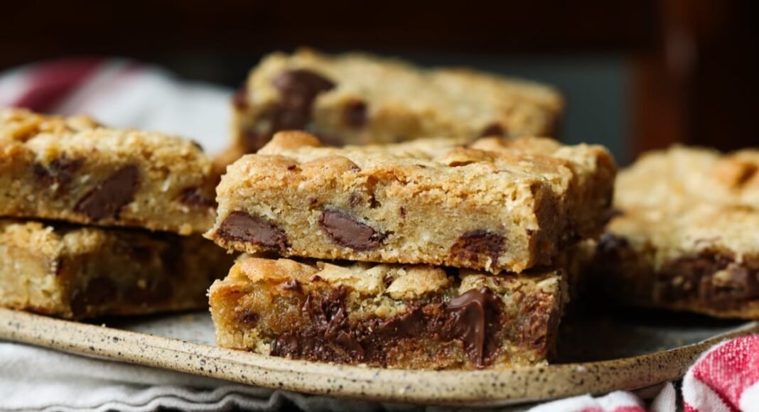 The BEST Blondie Recipe | Cookies and Cups