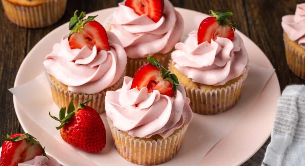 Strawberry Cupcakes | Cookies and Cups