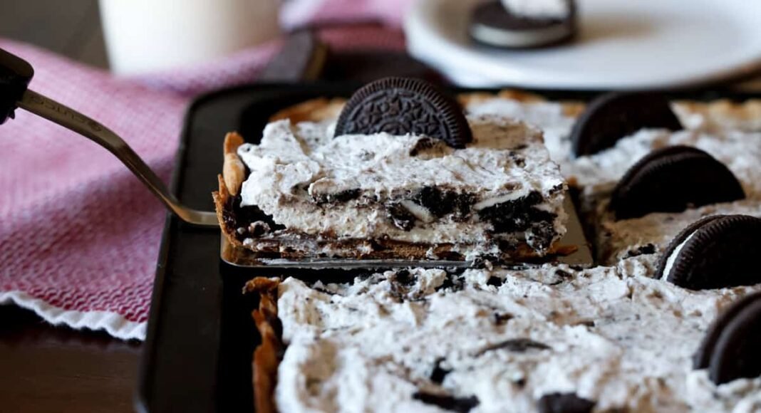 Oreo Slab Pie - Cookies and Cups