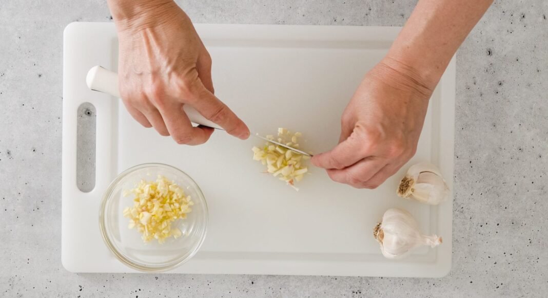 Why You Should Ditch Your Plastic Cutting Board Today, And What We Recommend – One Green Planet