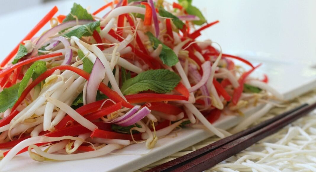 What's the Ideal Way to Eat Throughout the Day? A Look at the 'Light to Heavy' Method